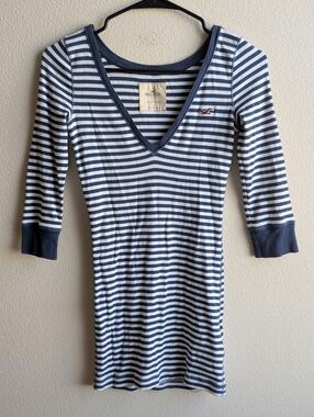 Y2K Vintage Hollister Navy & White Striped V-Neck Tee